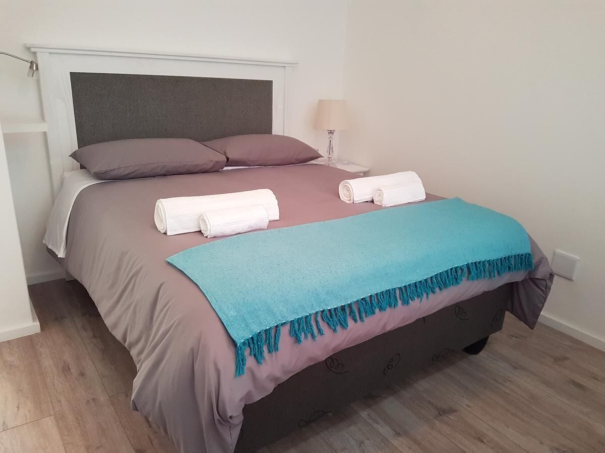 ألحفة محشوة بالريش وخزنة داخل الغرفة ومساحة عمل للكمبيوتر المحمول