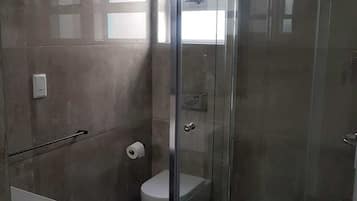 Double Room (Camera 6 pp) | Bathroom | Shower, rainfall showerhead, hair dryer, towels