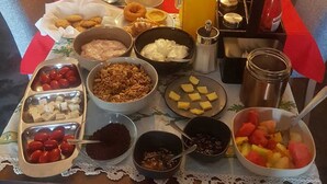 Buffet de l'esmorzar amb diversos plats i begudes.