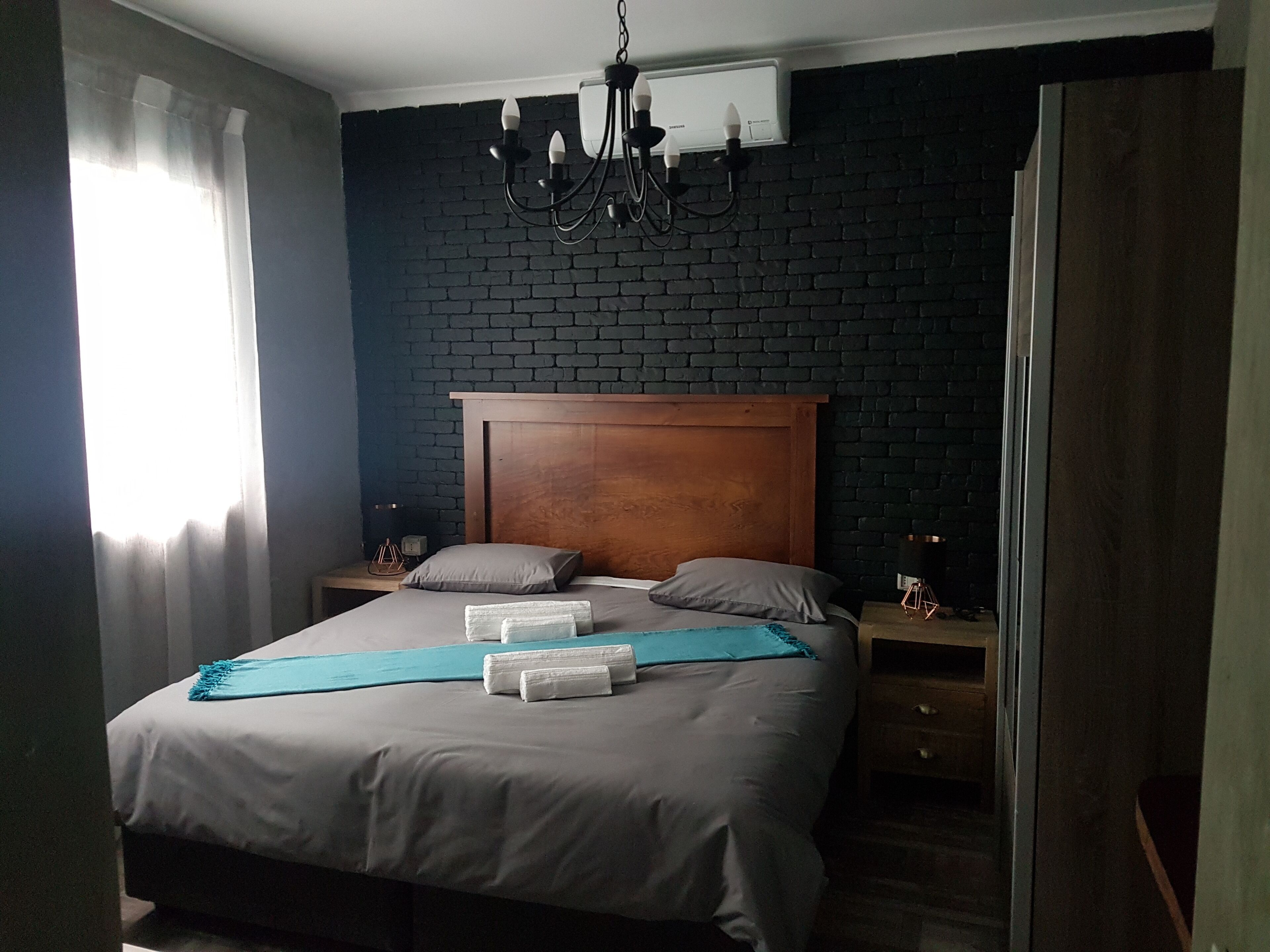 ألحفة محشوة بالريش وخزنة داخل الغرفة ومساحة عمل للكمبيوتر المحمول