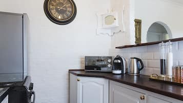 Geladeira, fogão, cooktop, chaleira elétrica