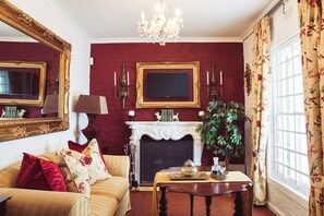 Una televisión de pantalla plana