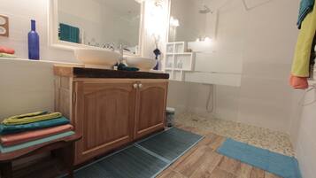 Comfort-Suite, Nichtraucher, Kühlschrank und Mikrowelle (Orientale) | Badezimmer | Dusche, Regendusche, Haartrockner, Handtücher