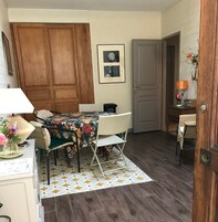 Suite Superior, bagno privato, vista giardino (Occidentale) | Area soggiorno | TV a schermo piatto