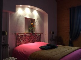 Suite Superior, bagno privato, vista giardino (Occidentale) | 1 camera, biancheria da letto di alta qualità, materassi in memory foam