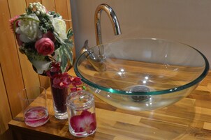 Suite Superior, bagno privato, vista giardino (Occidentale) | Bagno | Doccia, soffione a pioggia, asciugacapelli, asciugamani