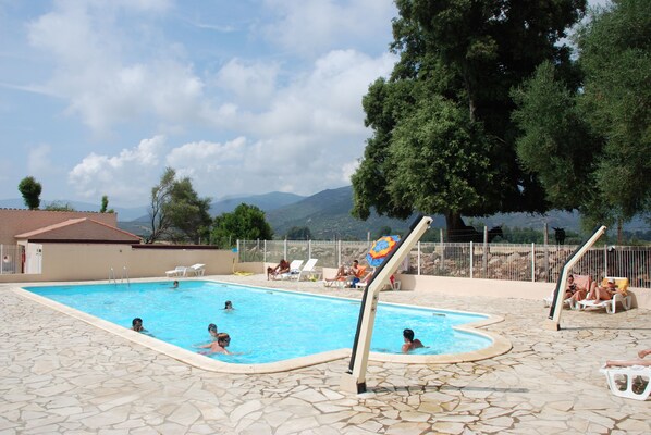 Piscine extérieure en saison