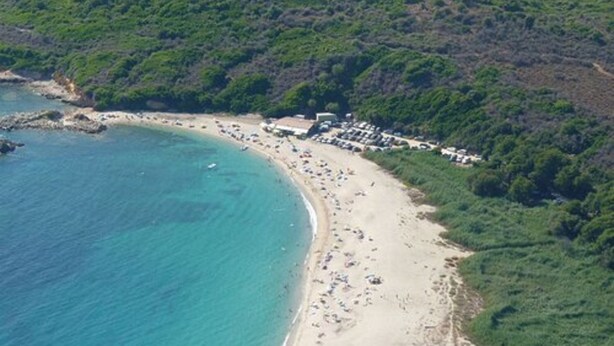 An aerial view of a beach with a parking area and buildings. - Camping U Sommalu (Casaglione)
