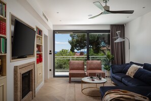 Apartamento Deluxe | Sala de estar | Televisión de pantalla plana de 1208 cm con canales por satélite