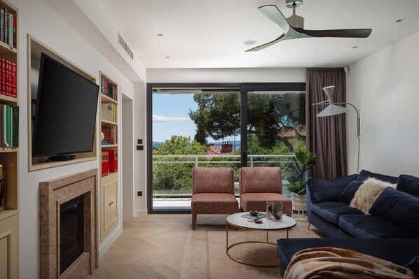 华丽公寓 | 客厅 | 1208-厘米纯平电视 （配备卫星频道）、电视