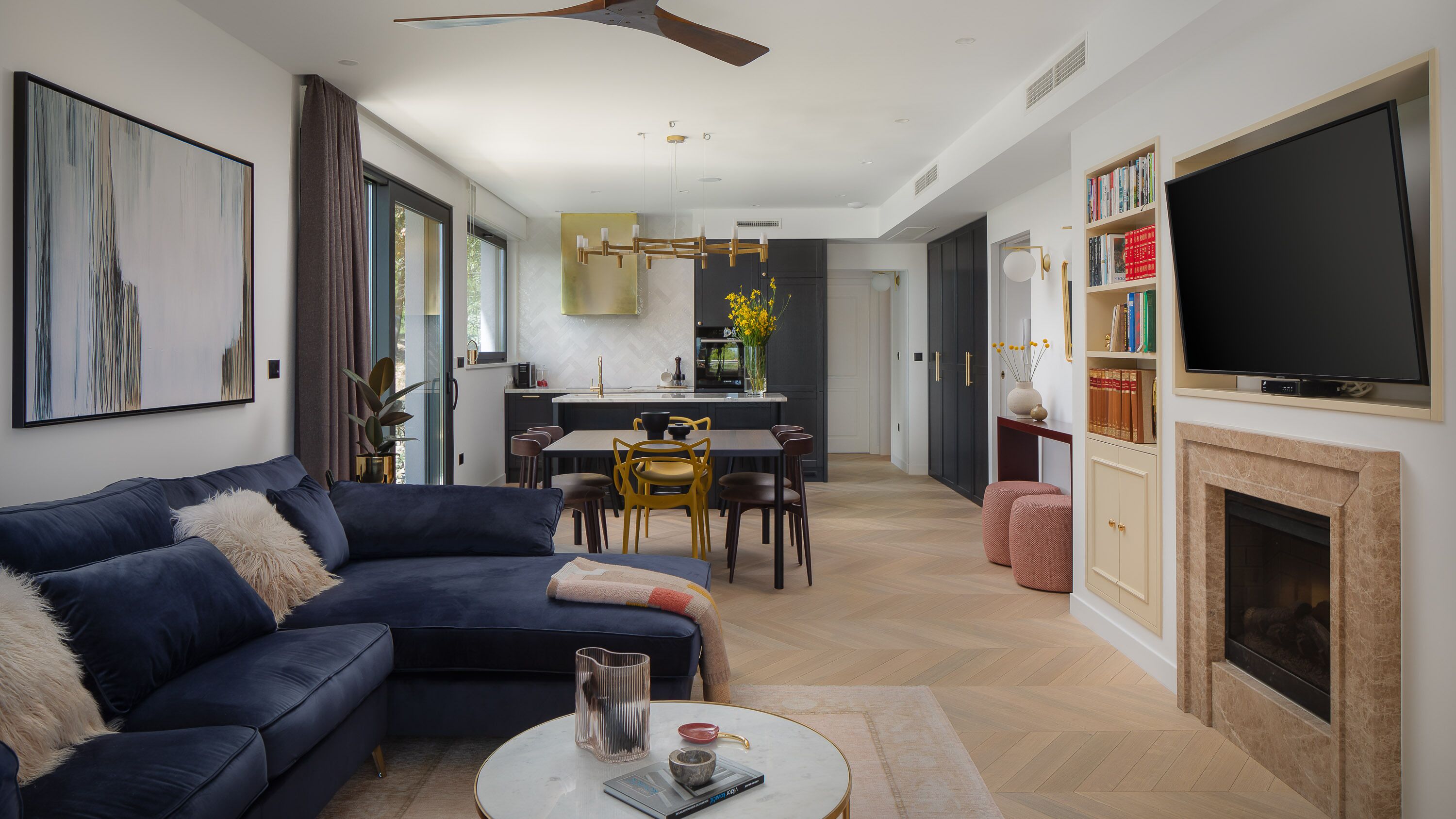 Leilighet – deluxe | Oppholdsområde | En 1208-centimeters Flatskjerm-TV med Parabol-TV samt TV