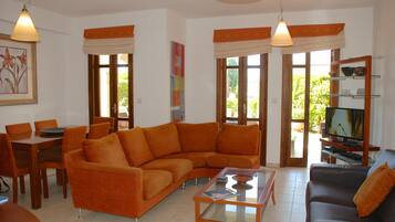 Apartment | Living area | Flat-screen TV