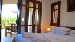 A hotel room with a bed, a chair, and a table. - Apartment DC01 - Kalypso (Kouklia)