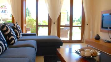 Apartment | Living room | Flat-screen TV