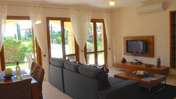 Apartment | Living area | Flat-screen TV