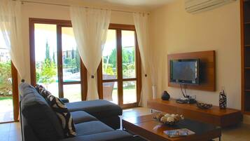 Apartment | Living room | Flat-screen TV