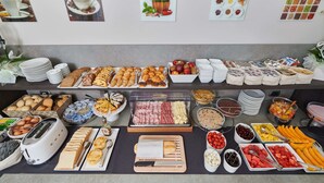 A buffet with various food items and condiments. - Albergo Del Garda (Torri del Benaco)