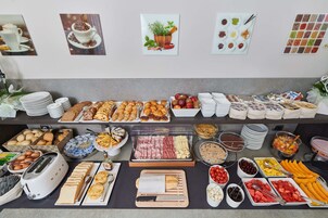 Free daily buffet breakfast