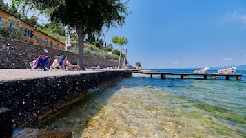 Una spiaggia nelle vicinanze, sabbia bianca, lettini da mare