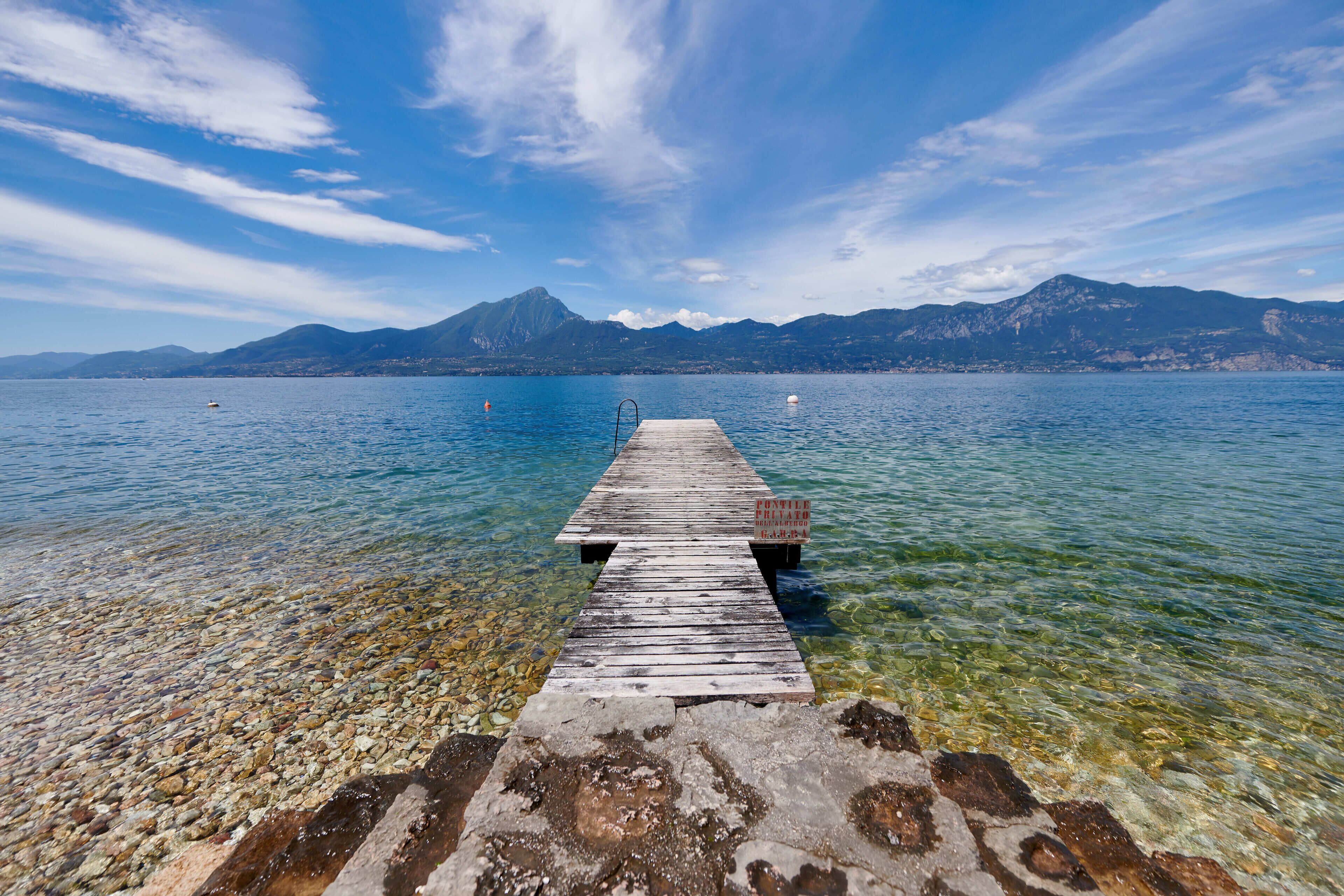 In Strandnähe, weißer Sandstrand, Liegestühle
