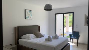 4 chambres, coffres-forts dans les chambres, bureau