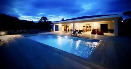 New contemporary villa with pool 5 minutes from the sea.