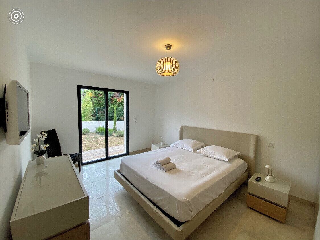 4 chambres, coffres-forts dans les chambres, bureau