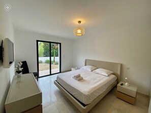 4 bedrooms, in-room safe, desk, iron/ironing board