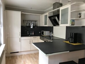Fridge, microwave, oven, stovetop - Moderne Ferienwohnung im Herzen Bitburgs (Bitburg)