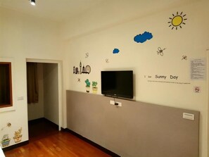 Blackout drapes, free WiFi, bed sheets - Fu Xing Homestay (Magong)