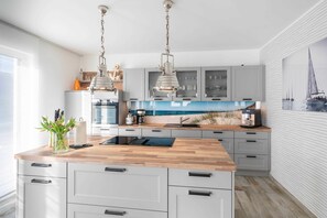 Fridge, oven, dishwasher, cookware/dishes/utensils