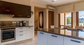 Villa, 3 chambres, piscine privée, vue mer | Cuisine privée | Grand réfrigérateur, micro-ondes, four, plaque de cuisson