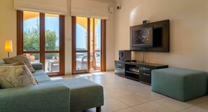 Villa, 3 Schlafzimmer, eigener Pool, Meerblick | Wohnbereich | Flachbildfernseher, DVD-Player