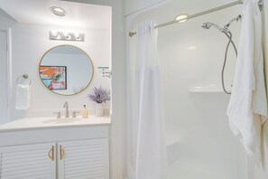 Produtos de toalete grátis, secador de cabelo, toalhas de banho 