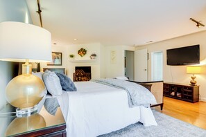 5 bedrooms, desk, iron/ironing board, Internet - The White Elephant Inn Getaway w/ Pool & Hot Tub! (Earlysville)