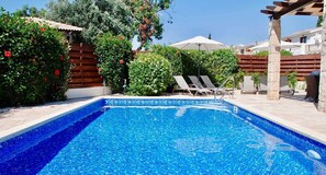 Outdoor pool, pool loungers - Villa HG12 - Athina (Chlorakas)