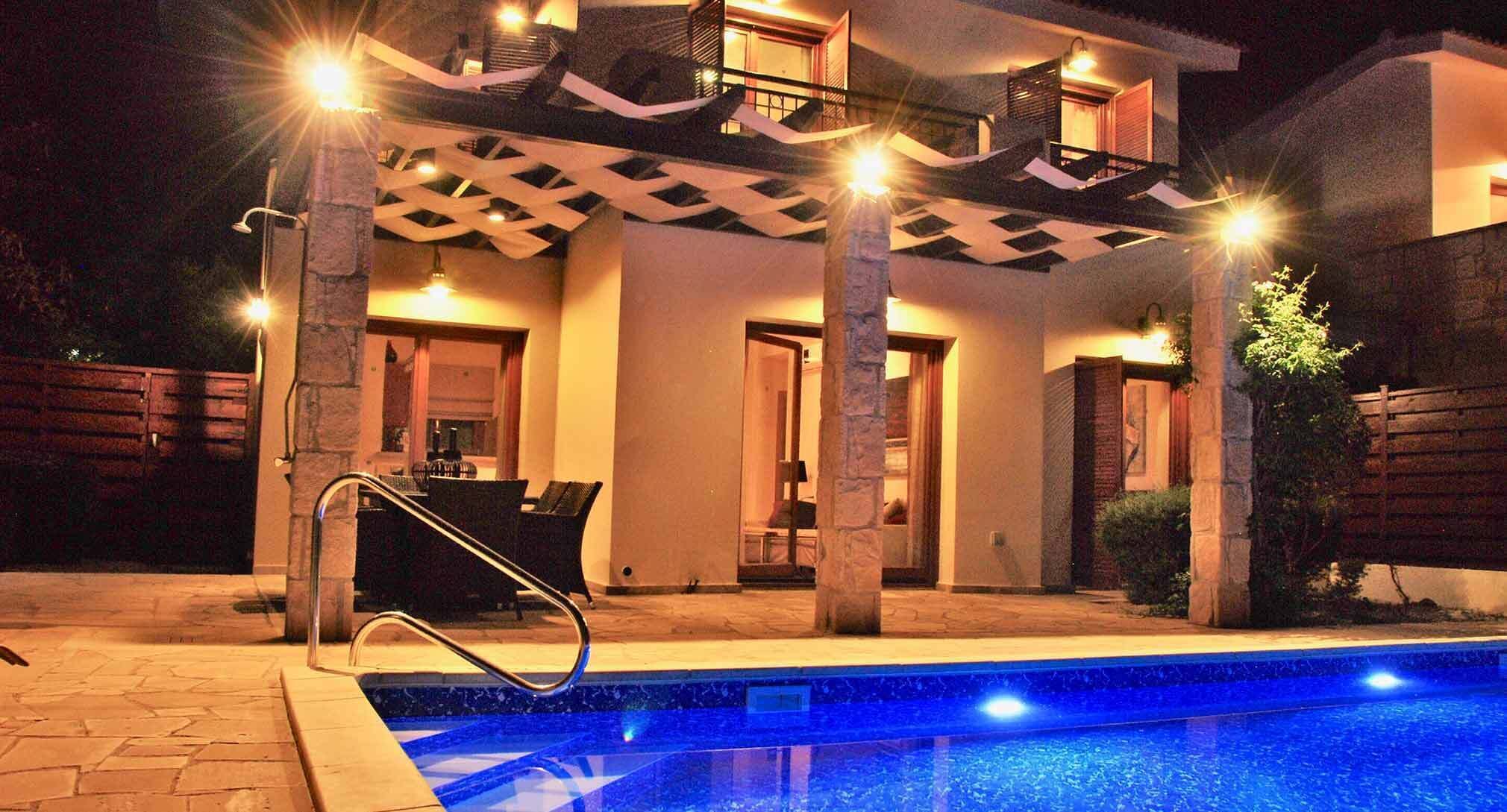 住宿正面 - 傍晚/夜晚