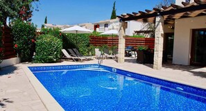 Outdoor pool, pool loungers - Villa HG12 - Athina (Chlorakas)