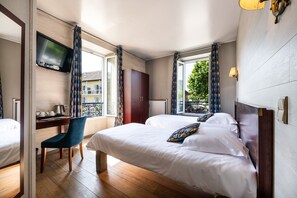 Habitació doble superior | Roba de llit d'alta qualitat, escriptori i planxa i posts de planxar 