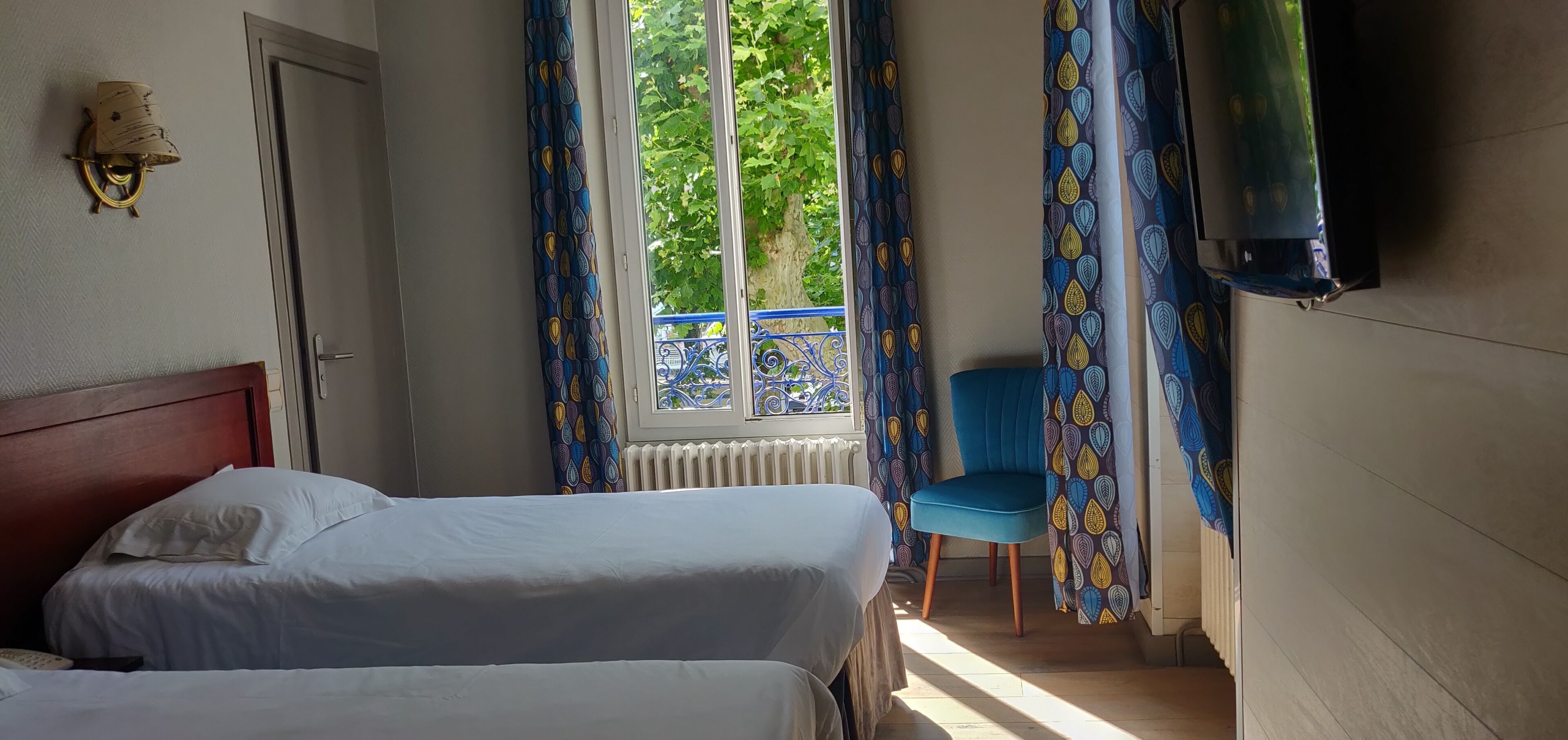 Premium bedding, desk, iron/ironing board, free WiFi