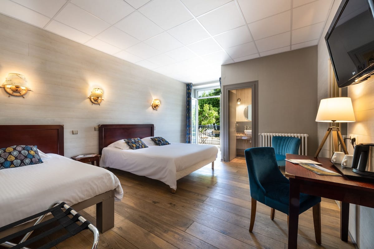 Dreibettzimmer | Hochwertige Bettwaren, Schreibtisch, Bügeleisen/Bügelbrett