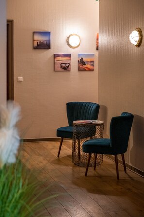 Télévision à écran plat de 55 cm avec chaînes numériques, télévision