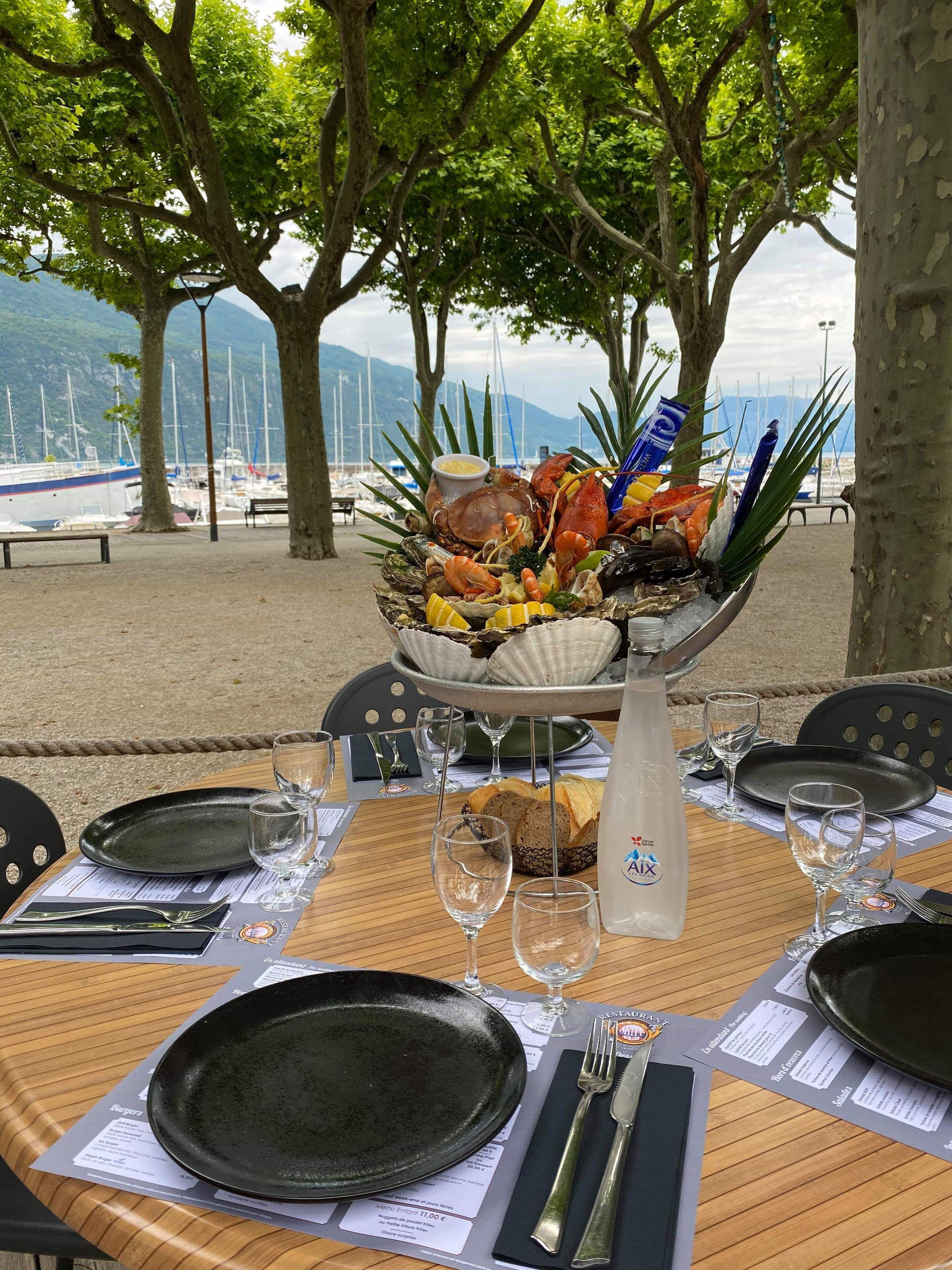 2 من المطاعم، حيث تُقدم وجبات الغداء، العشاء، المأكولات البحرية