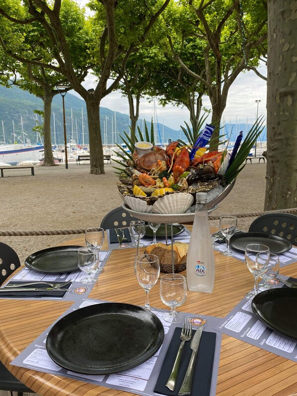 2 restaurants, spécialités Cuisine à base de fruits de mer