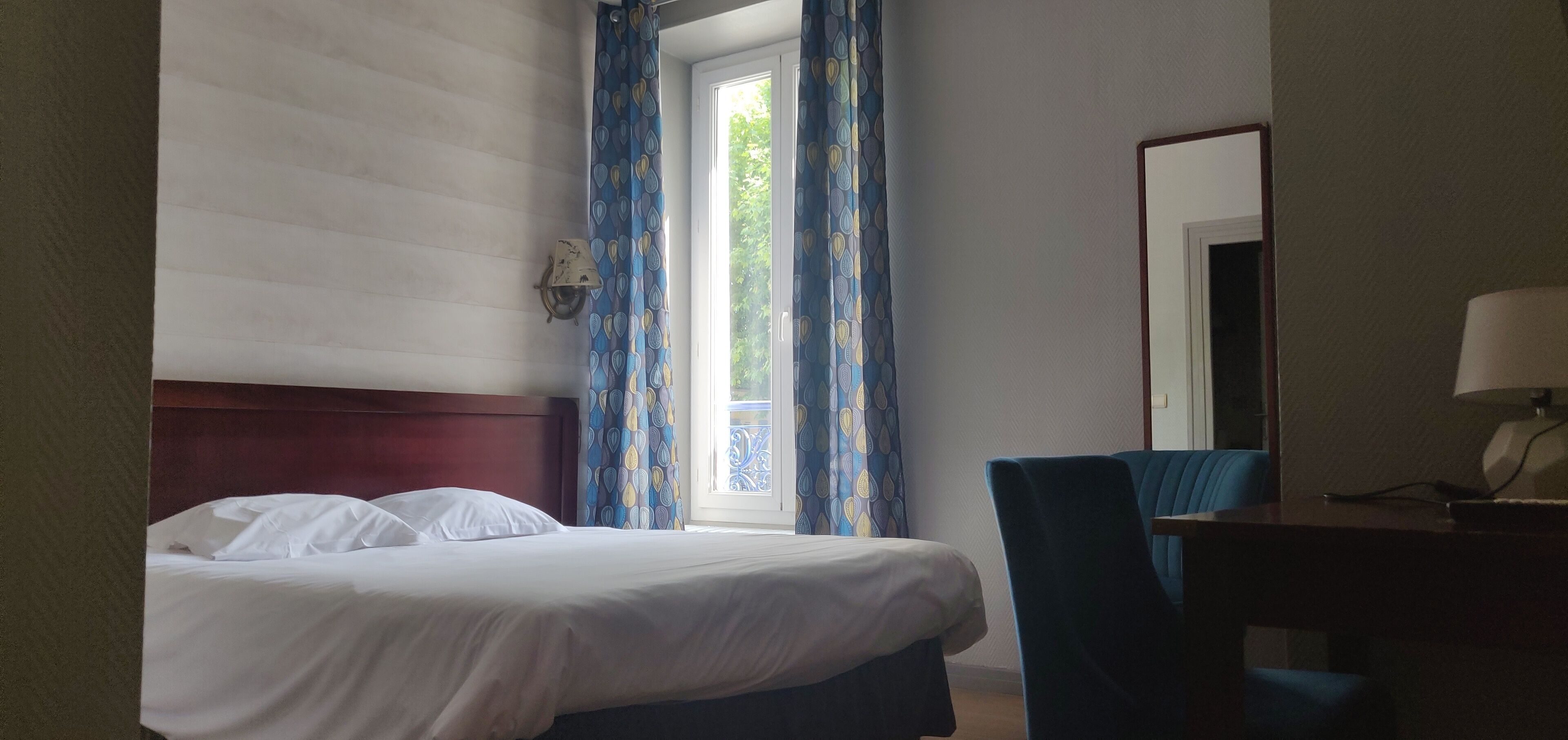 Premium bedding, desk, iron/ironing board, free WiFi
