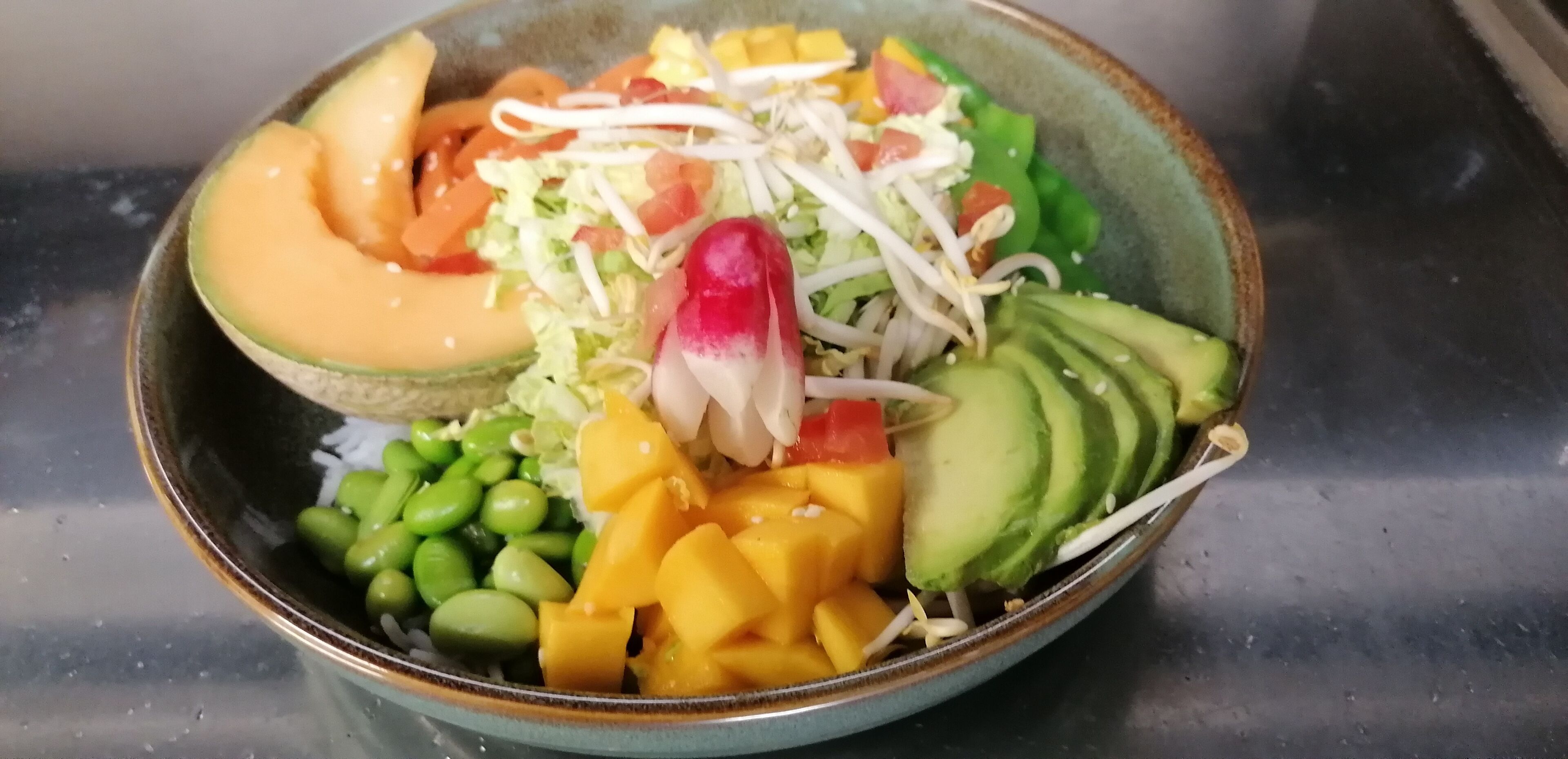 2 restaurants, lunch, dinner served; seafood