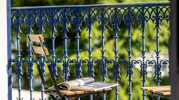 Premium bedding, desk, iron/ironing board, free WiFi
