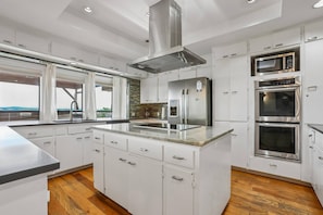 Fridge, microwave, oven, stovetop - Palatial Property Pairs Pool, Pickleball, Piano, Ping Pong, Hot Tub and Panoramic Views (Austin)