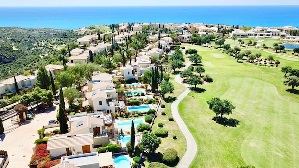 A coastal resort with villas, a golf course, and a swimming pool area. - Villa HG01 - Madelini (Kouklia)