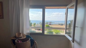Un balcon avec vue sur la mer et une plage.